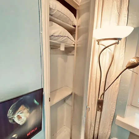 Private And Bathroom In The Center Δωμάτια σε οικογενειακή κατοικία Ελσίνκι